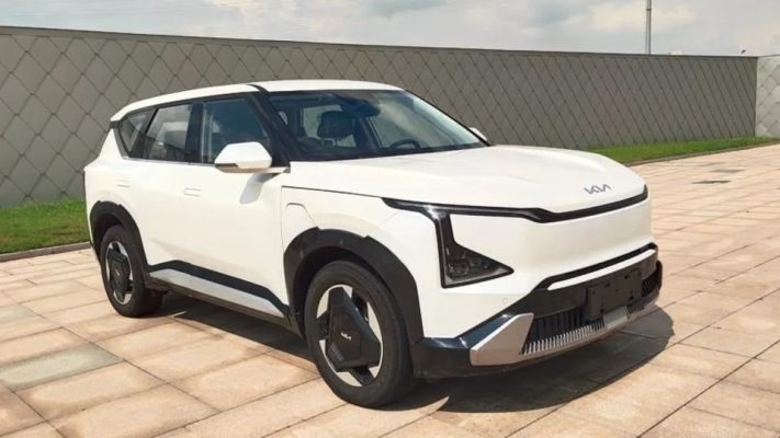 Kia EV5 lộ diện không che ngoài đời thực: Vài chi tiết khác concept, ngắn hơn nhưng cao và rộng hơn Sportage
