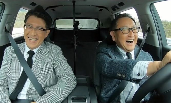 Koji Sato (trái - giám đốc điều hành kiêm chủ tịch tập đoàn Toyota) và Akio Toyoda trong buổi giới thiệu về chiến lược xe điện của hãng vào tháng 12/2021. Ảnh:Toyota