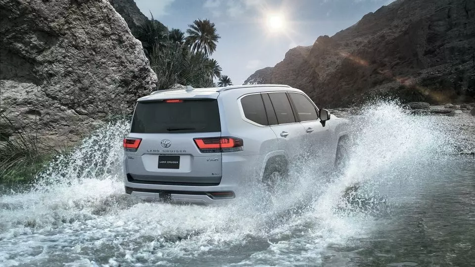 Toyota Land Cruiser LC300 Hybrid mạnh hơn đáng kể so với bản máy xăng thông thường