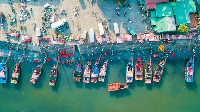 Làng chài nằm giữa lòng thị xã có bãi biển đẹp nhất Bắc Trung Bộ, với chợ Bến cá hình thành từ hàng trăm năm trước